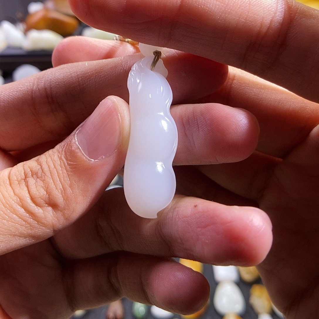 和田玉颈饰未镶嵌?****