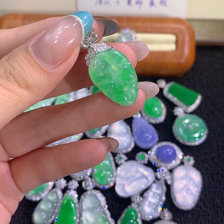 颈饰18K金镶嵌翡翠