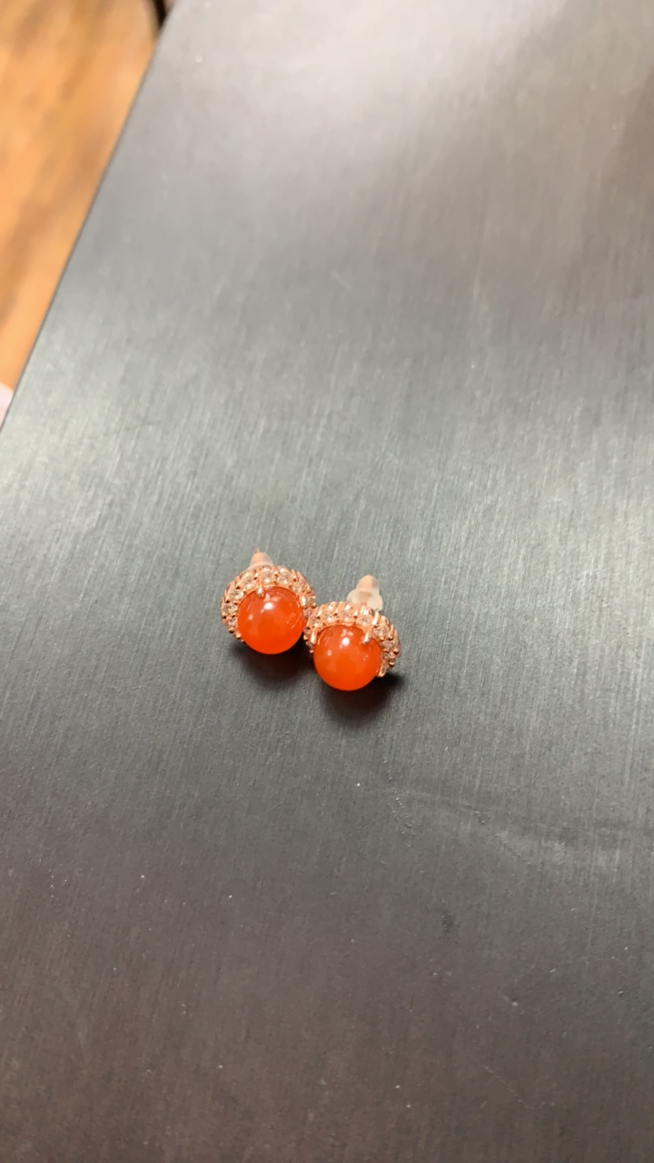 天然原矿南红耳钉一对