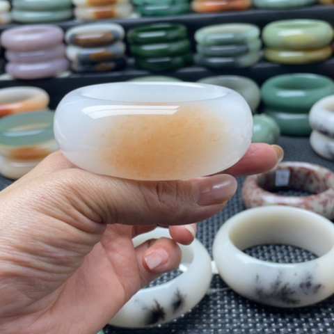 石英岩玉未镶嵌手镯