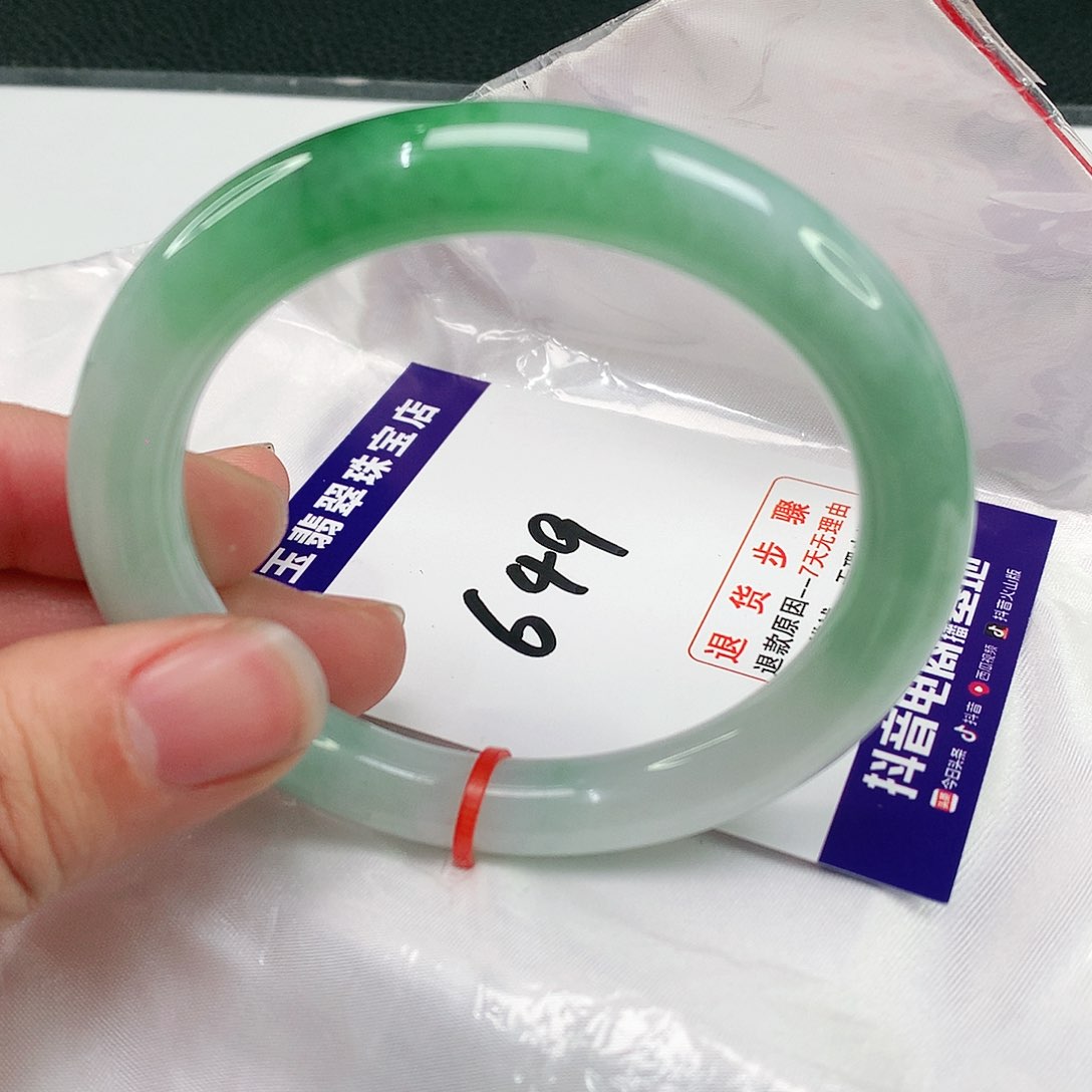 翡翠手镯未镶嵌翡翠