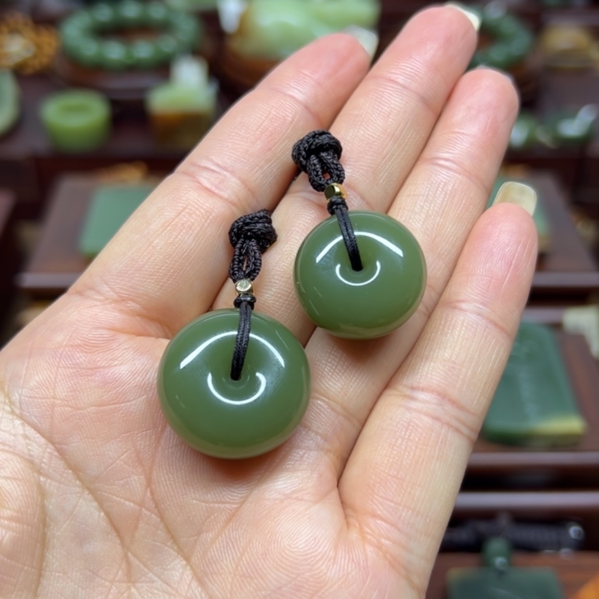 【闪购商品】颈饰未镶嵌岫岩老玉（透闪石质玉）平安扣