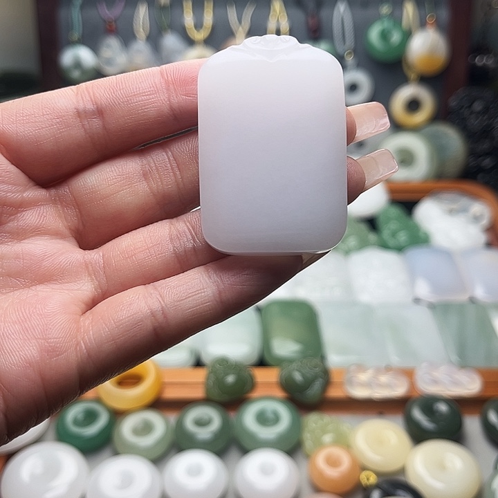 石英质玉（金丝玉）未镶嵌颈饰