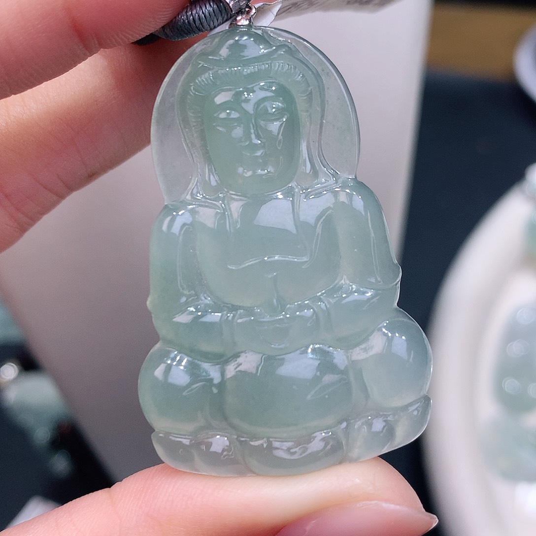 颈饰18K金镶嵌翡翠晴底正装观音