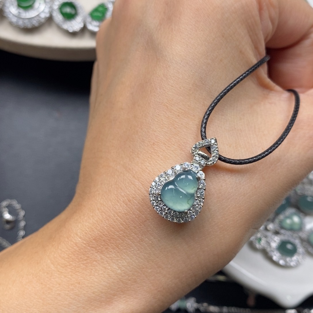 翡翠颈饰未镶嵌翡翠