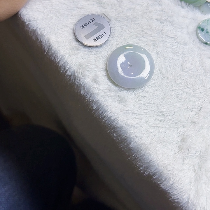 翡翠未镶嵌颈饰发现