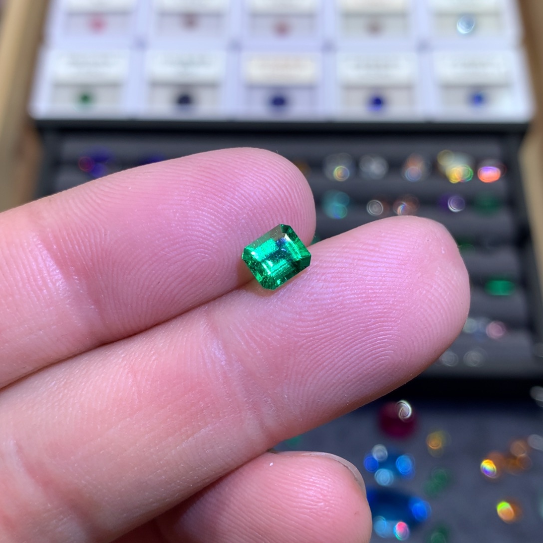 祖母绿裸石未镶嵌0.85克拉无油木佐