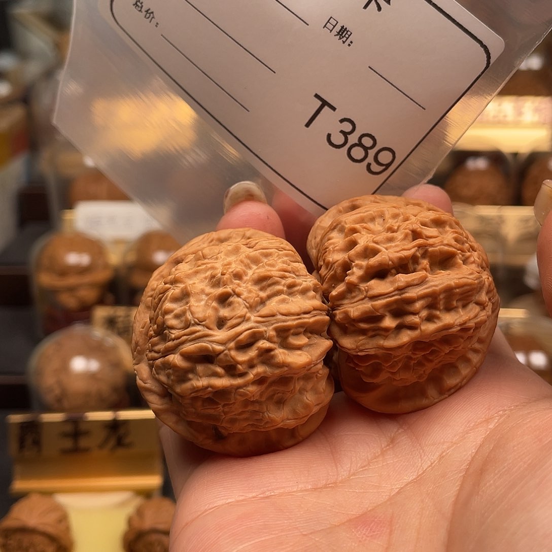 文玩核桃把件烈三角白45。389