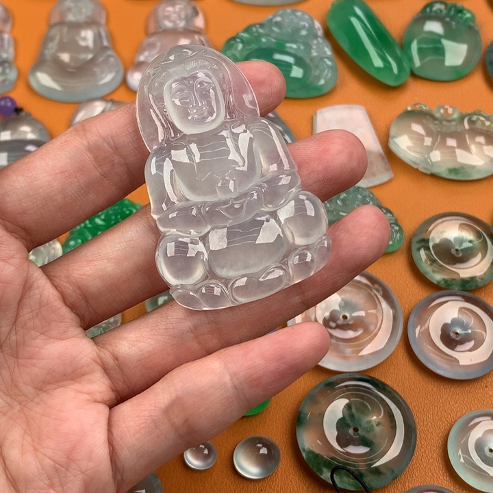 翡翠挂件未镶嵌…..