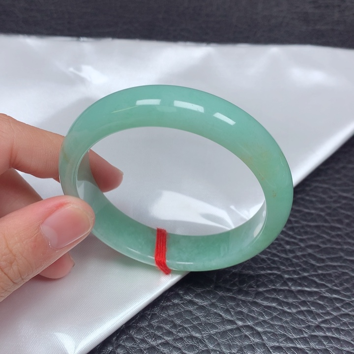 翡翠手镯未镶嵌。