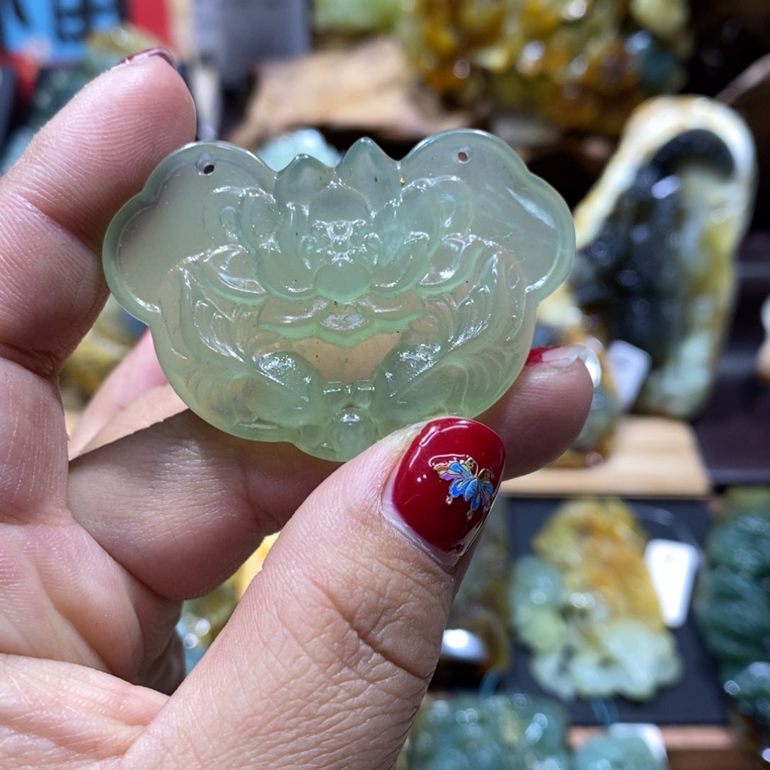 蛇纹石玉颈饰未镶嵌