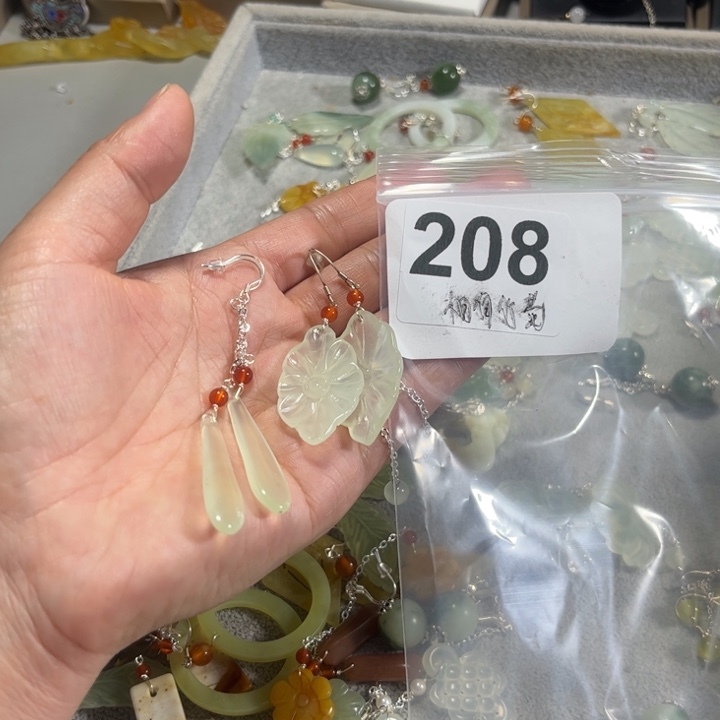 蛇纹石玉耳饰未镶嵌相***?