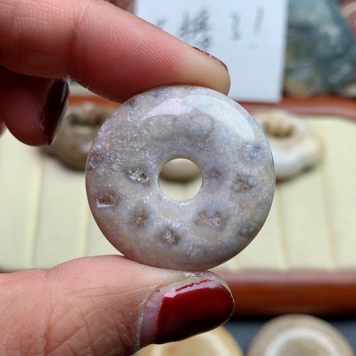 硅化珊瑚（珊瑚玉）颈饰足银镀金镶嵌