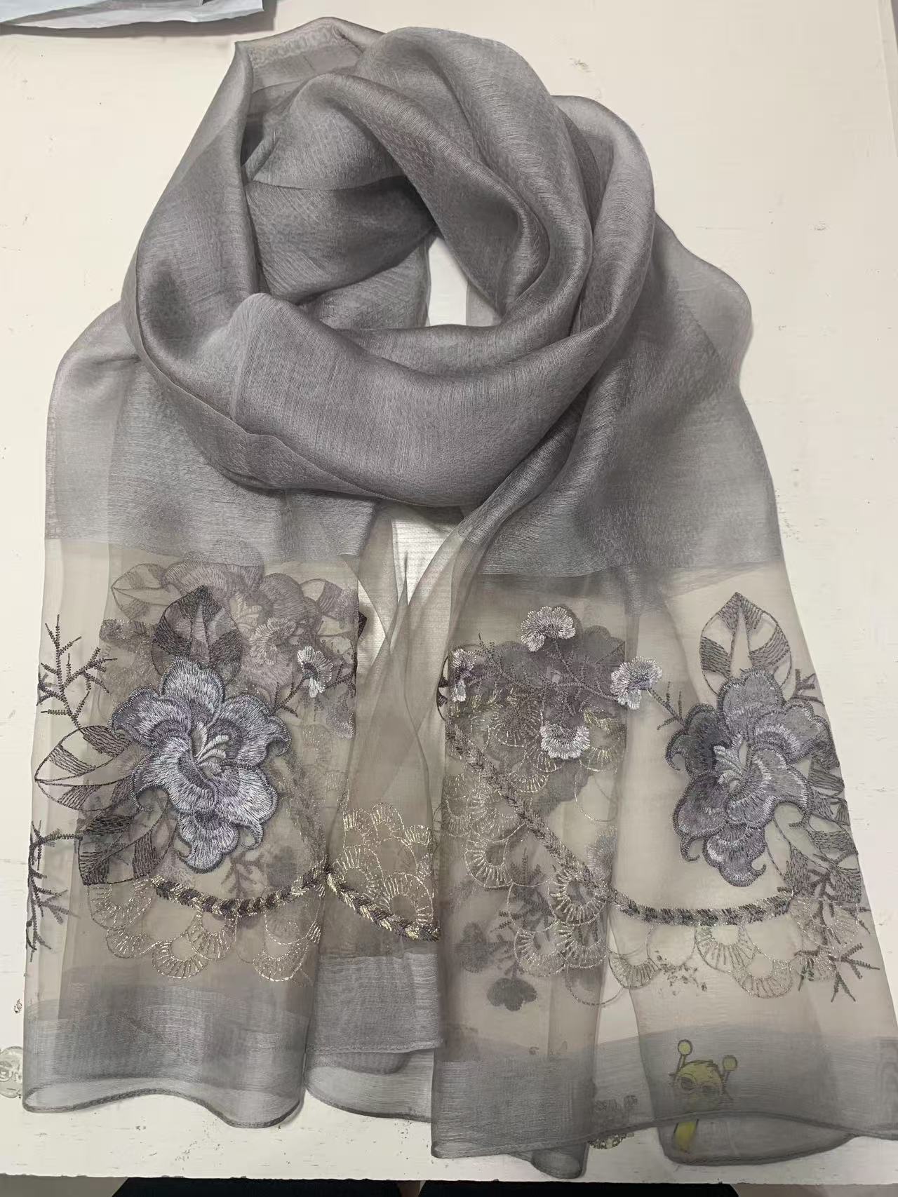 C331 灰色出水芙蓉 桑蚕丝羊毛刺绣围巾丝巾披肩75*190CM