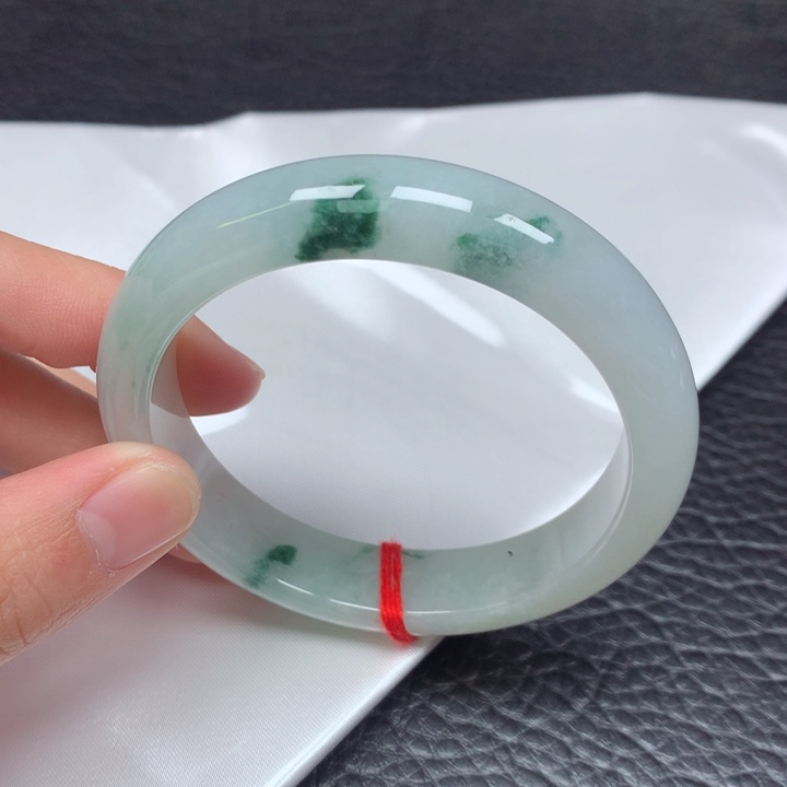 翡翠手镯未镶嵌。