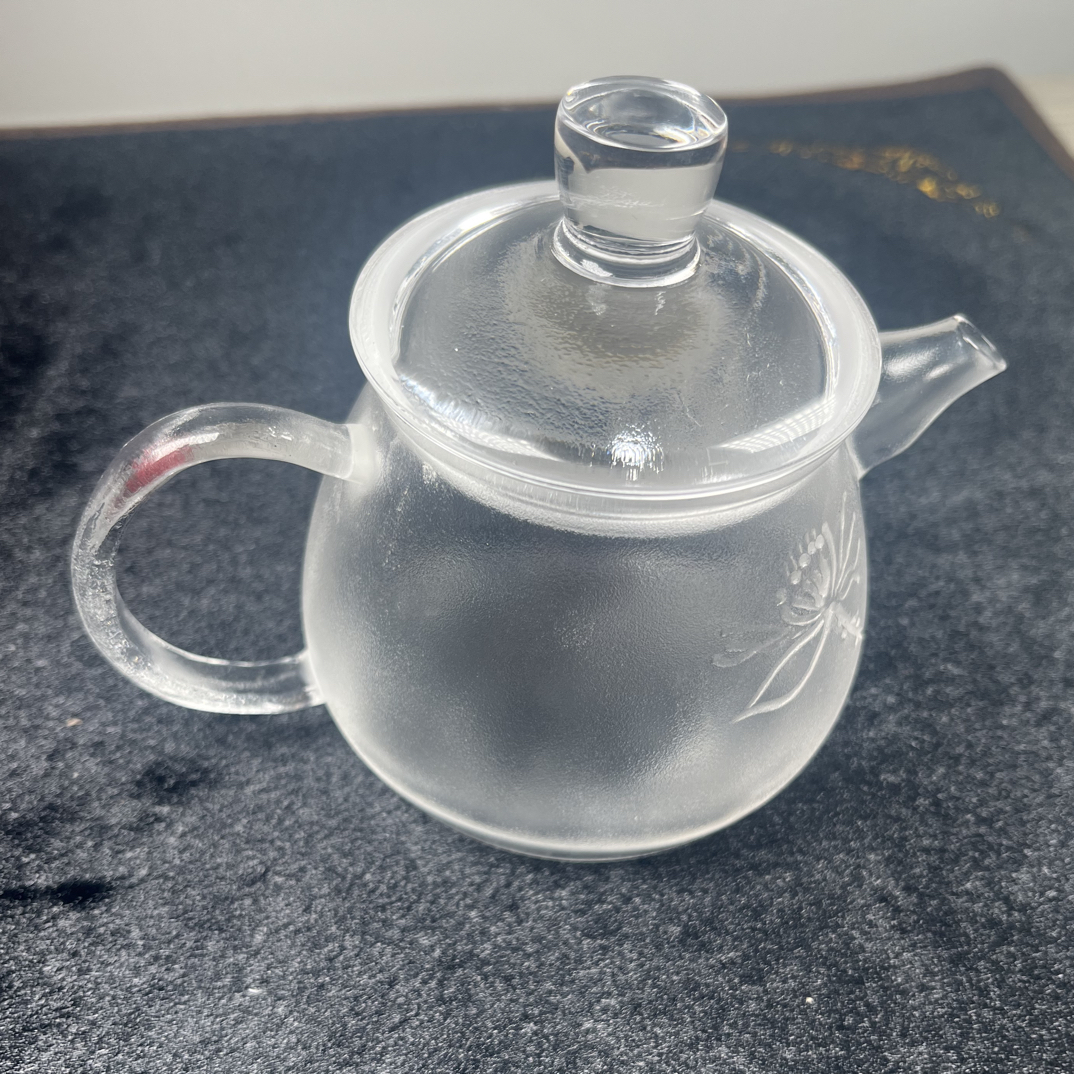 东海原矿水晶刻花公道杯。精美打造