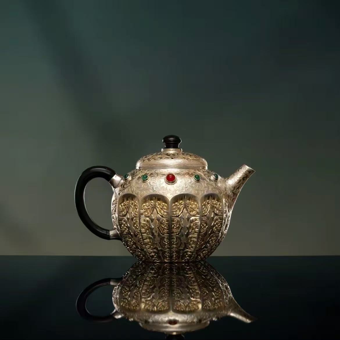 呆坐錾刻鎏金高浮雕嵌百宝庄严智慧潘壶银壶茶具