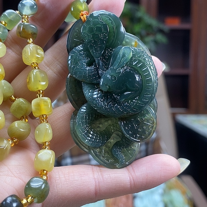 蛇纹石玉未镶嵌颈饰