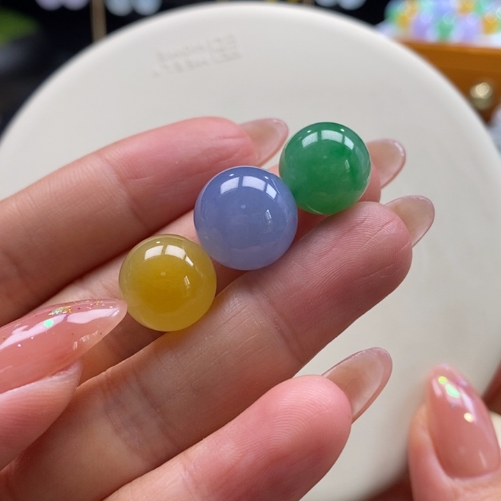 翡翠颈饰未镶嵌翡翠三彩色珠