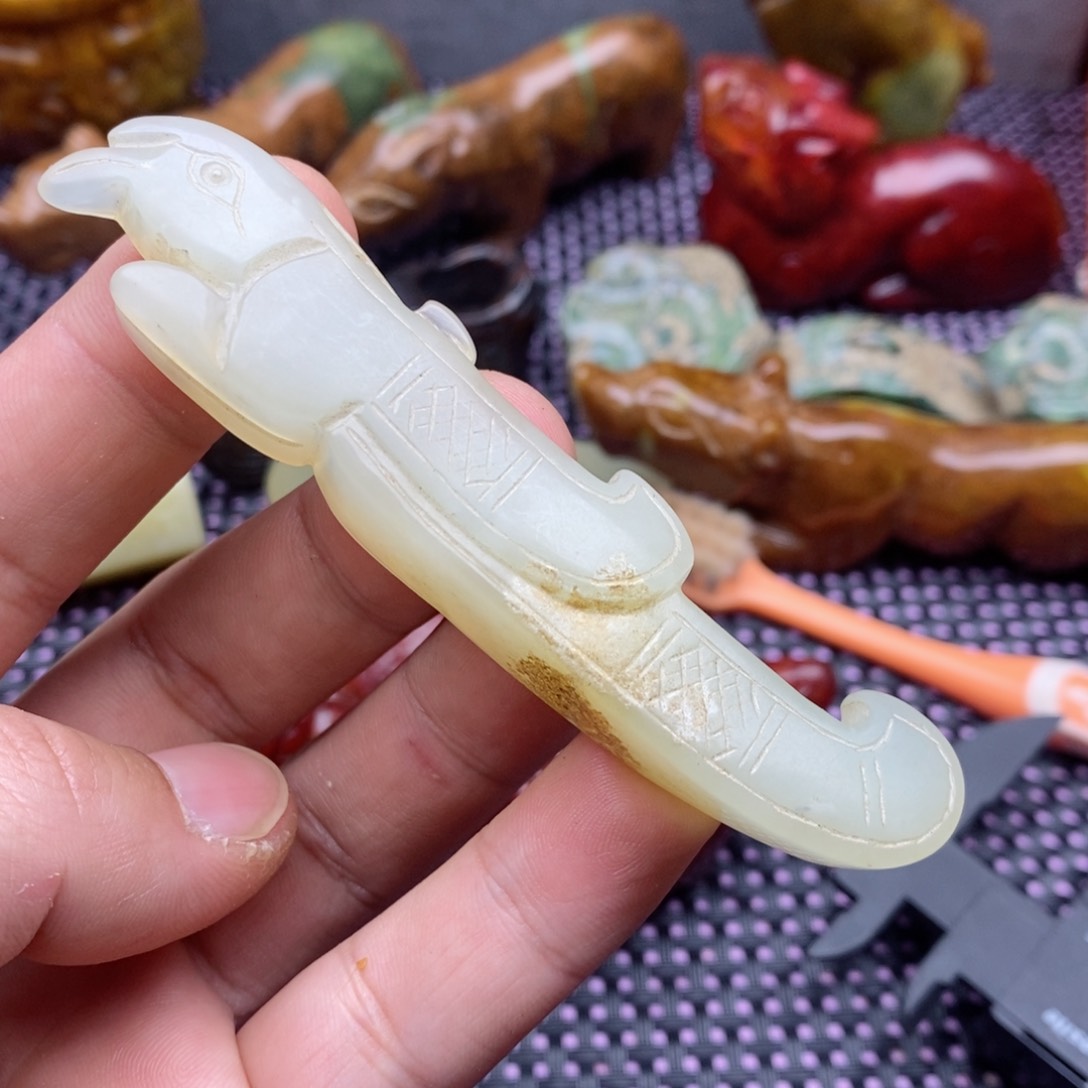 蛇纹石玉颈饰未镶嵌