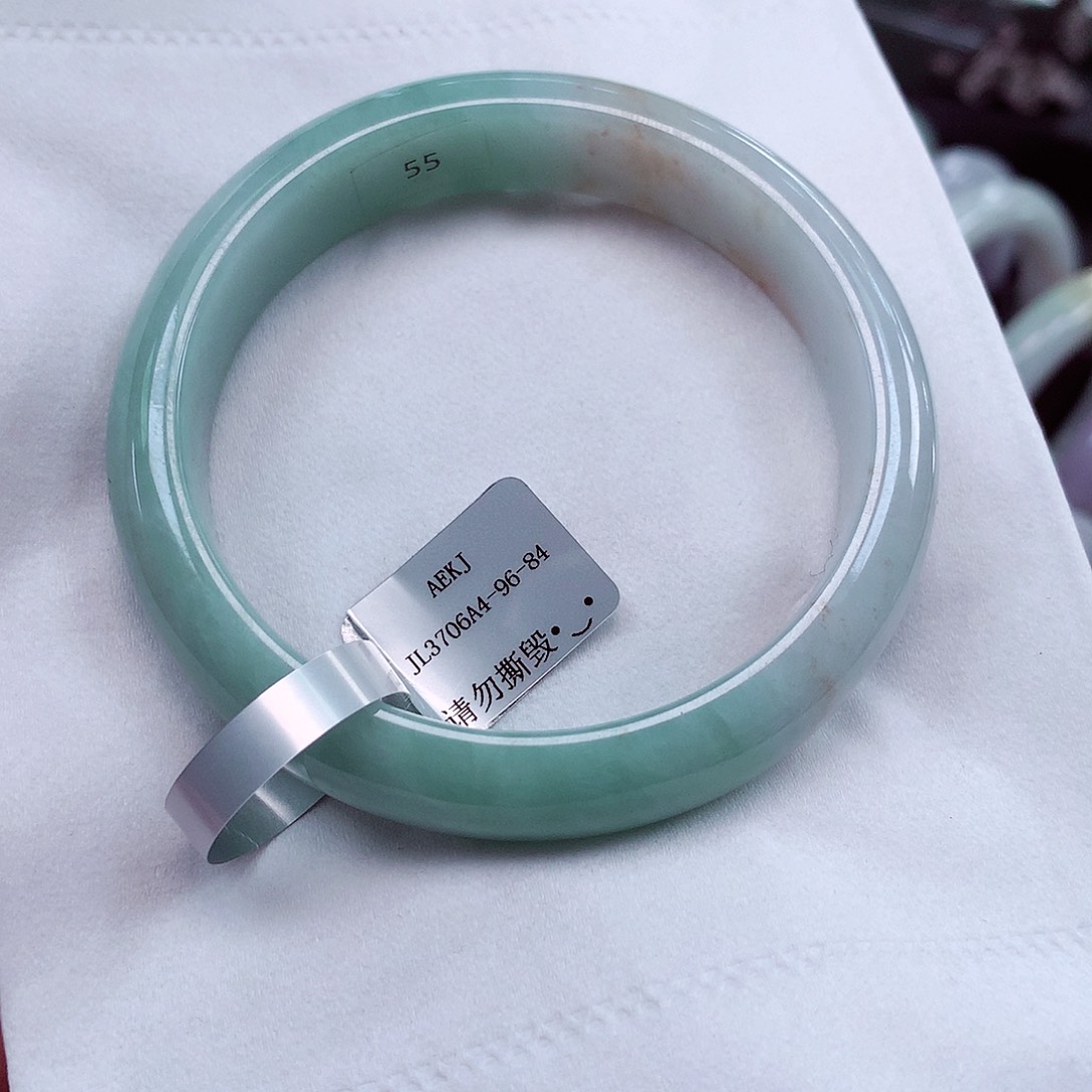 翡翠手镯未镶嵌圈口54-56有很多棉纹