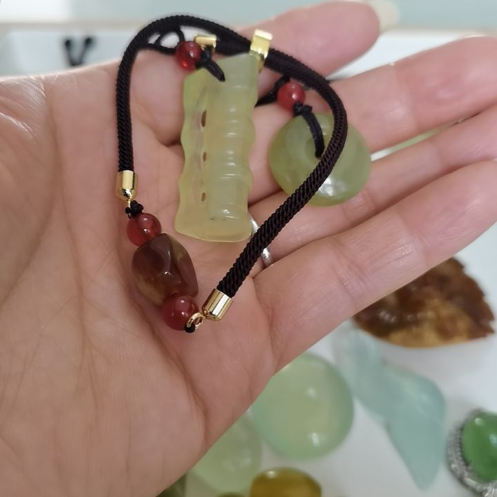 未镶嵌蛇纹石玉吊坠