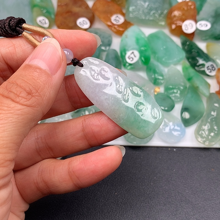 翡翠未镶嵌颈饰随型