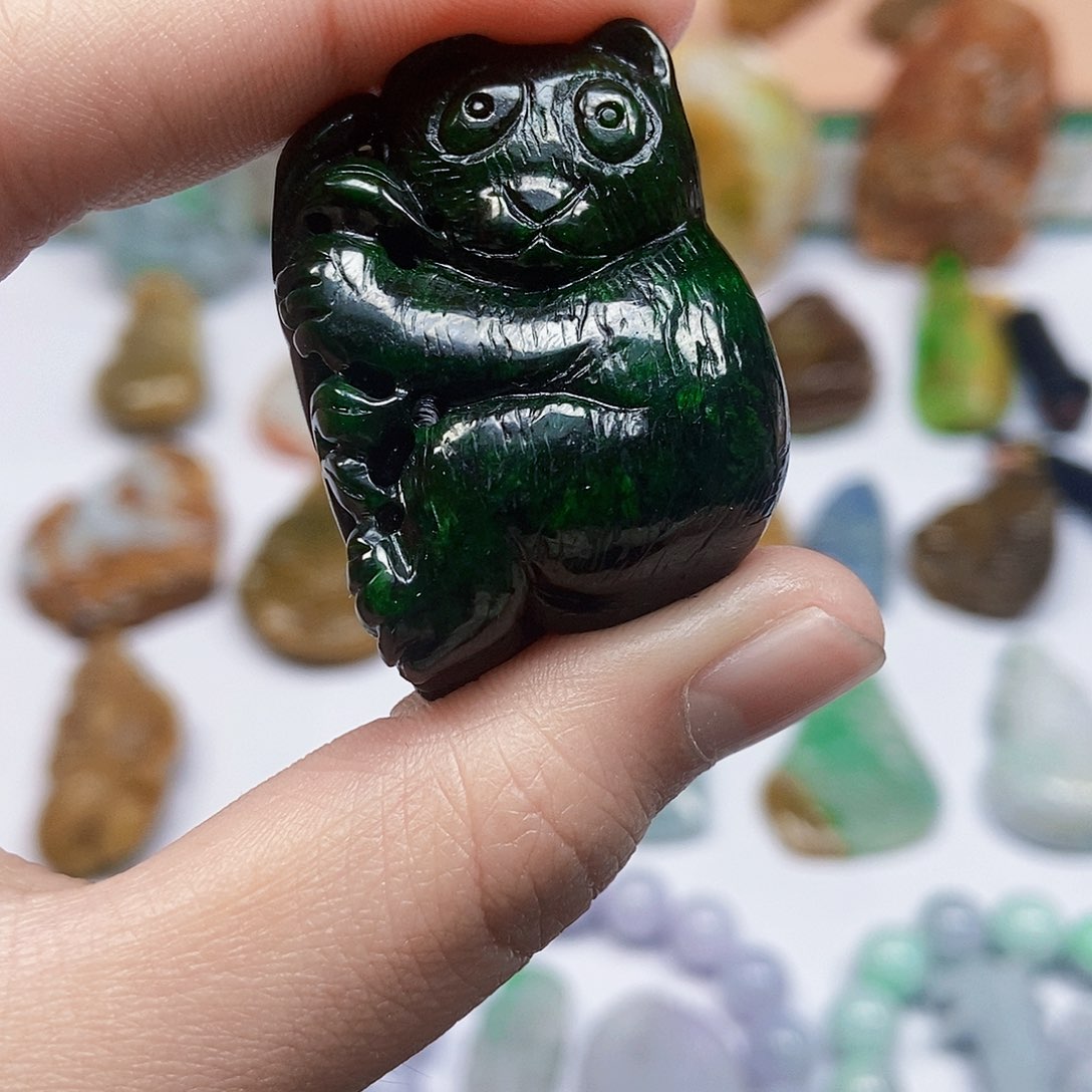 呈***袋翡翠未镶嵌颈饰翡翠A货