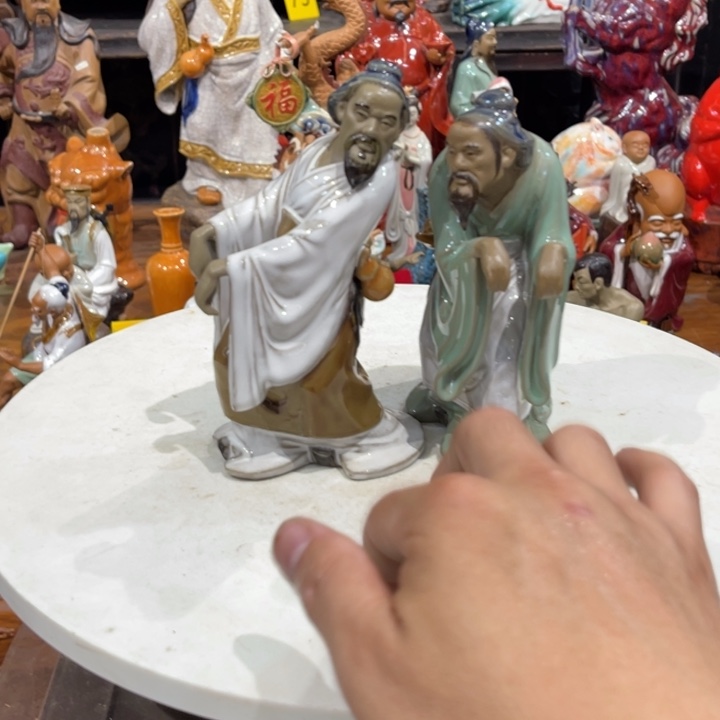 石湾公仔衬托盆景漂亮