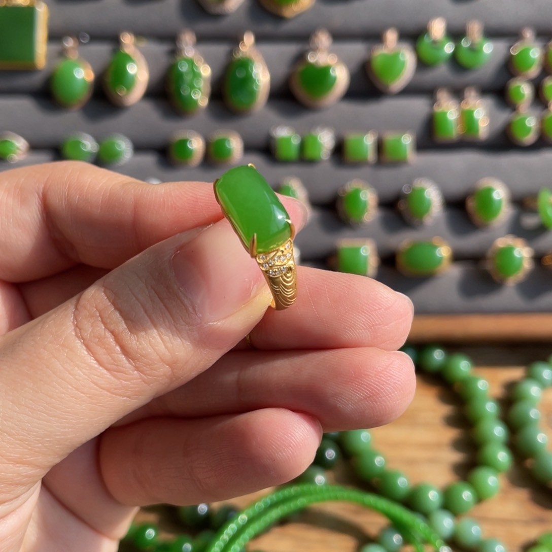 和田玉戒指18K金镶嵌苹果绿马鞍