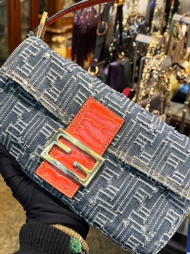 95新 FENDI/芬迪 fendi浮雕牛仔法棍单肩包
