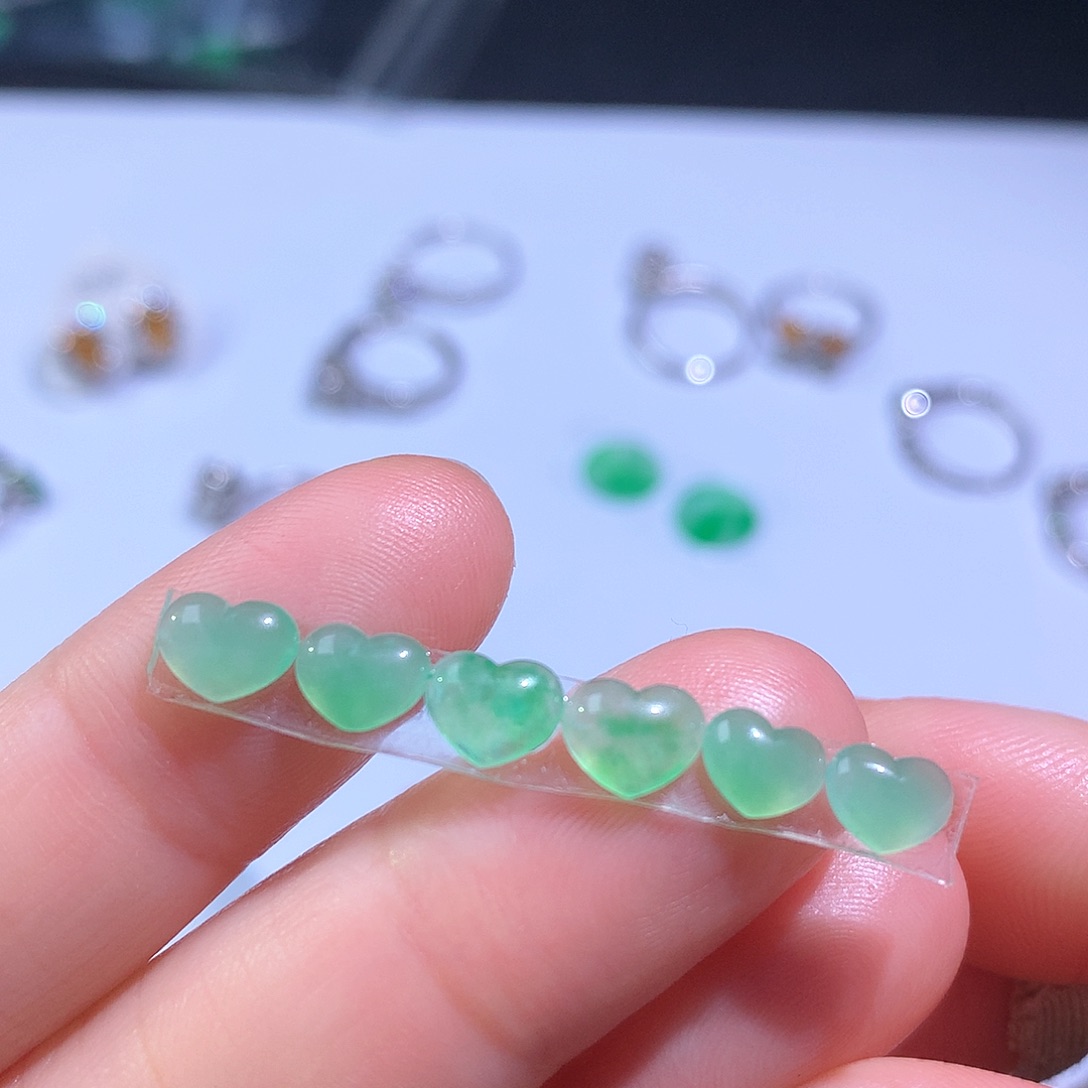 翡翠未镶嵌颈饰心