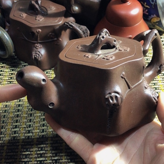 紫砂茶壶原矿泥料手工制作的紫砂壶。