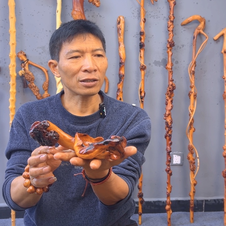 黑果木一物一拍，以直播间截图实物为准，有风化裂痕