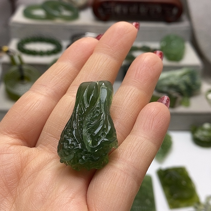 蛇纹石玉挂件未镶嵌