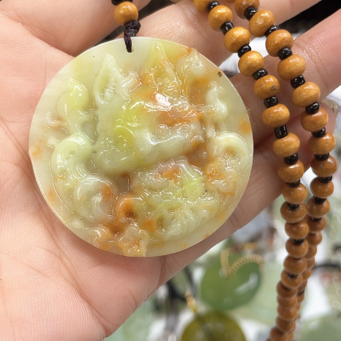 蛇纹石玉颈饰未镶嵌