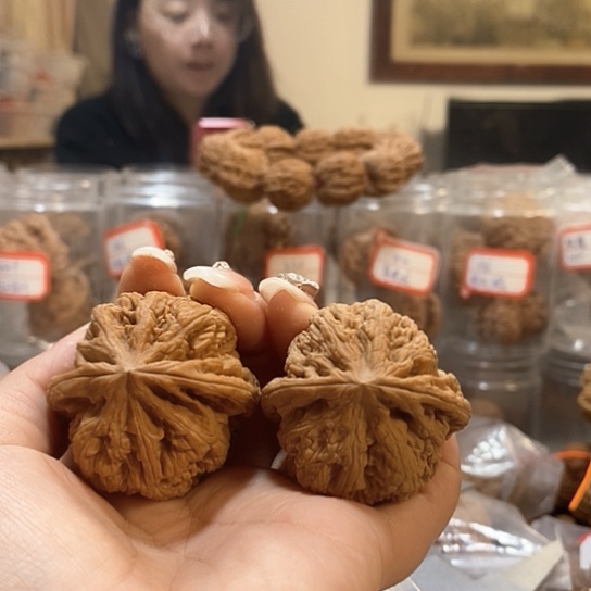 文玩核桃吊坠都****独大粗筋有水尖