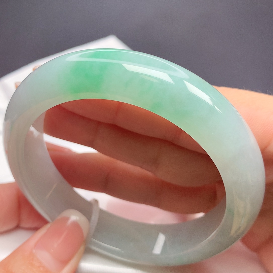 翡翠手镯未镶嵌l n n n n n n n n n