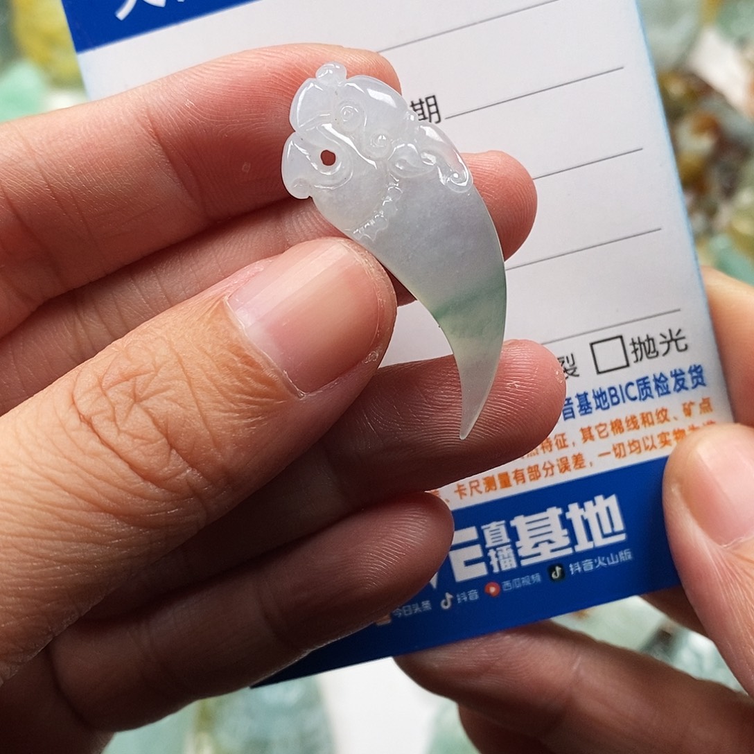 D***三翡翠未镶嵌颈饰龙牙