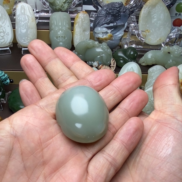 给***的和田玉未镶嵌颈饰