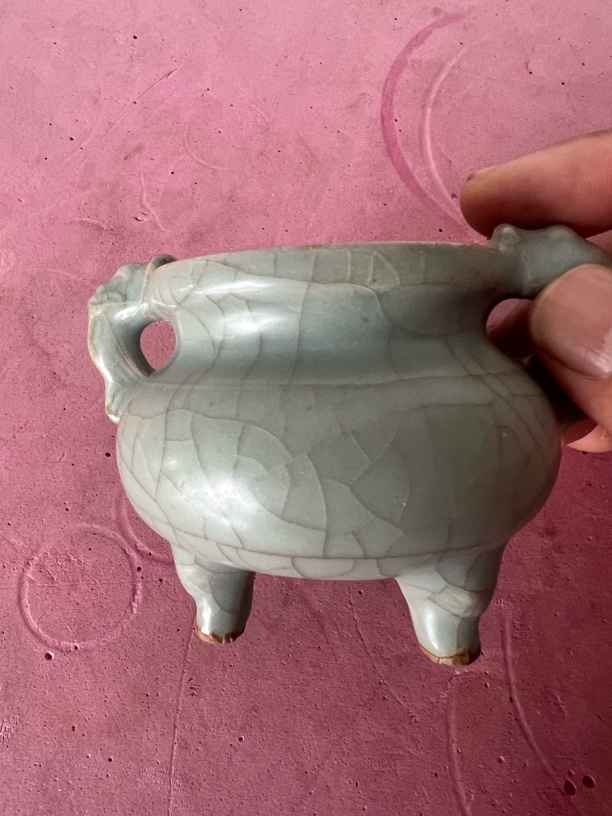 龙泉窑三足炉一个
