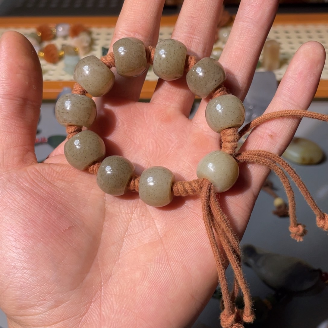 珍***子和田玉未镶嵌颈饰