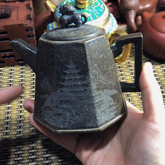 紫砂茶壶原矿泥料手工制作的紫砂壶。