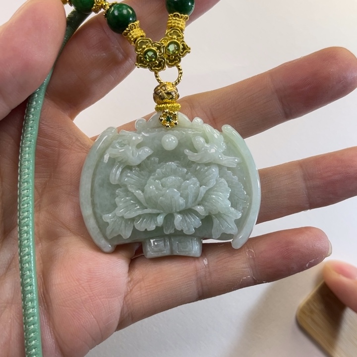 翡翠吊坠(赠链)未镶嵌领***局代编织