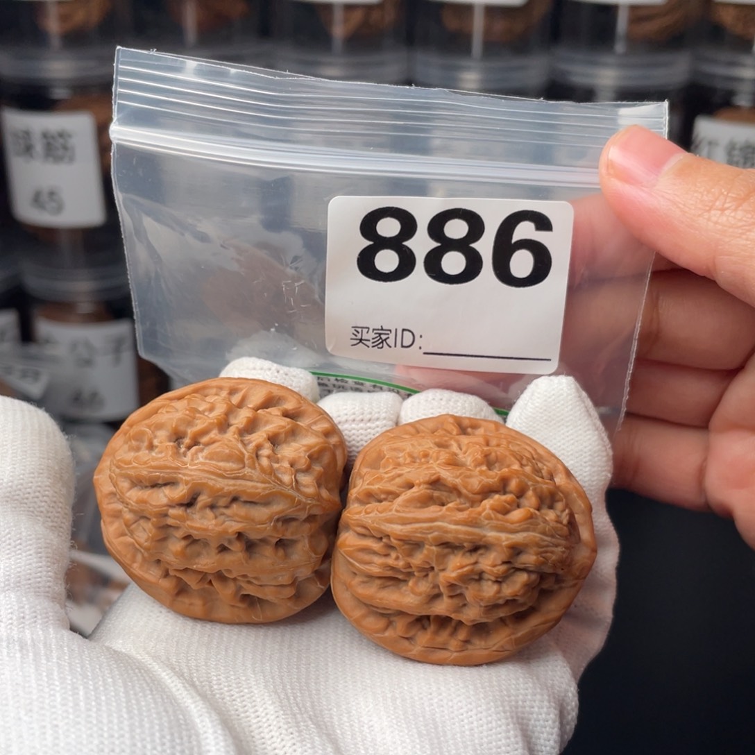 B***d文玩核桃把件42红锦鲤