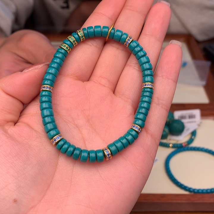 绿松石配饰未镶嵌张**。1