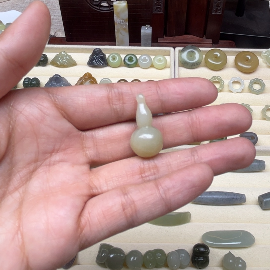 不***驳和田玉未镶嵌珠宝半成品