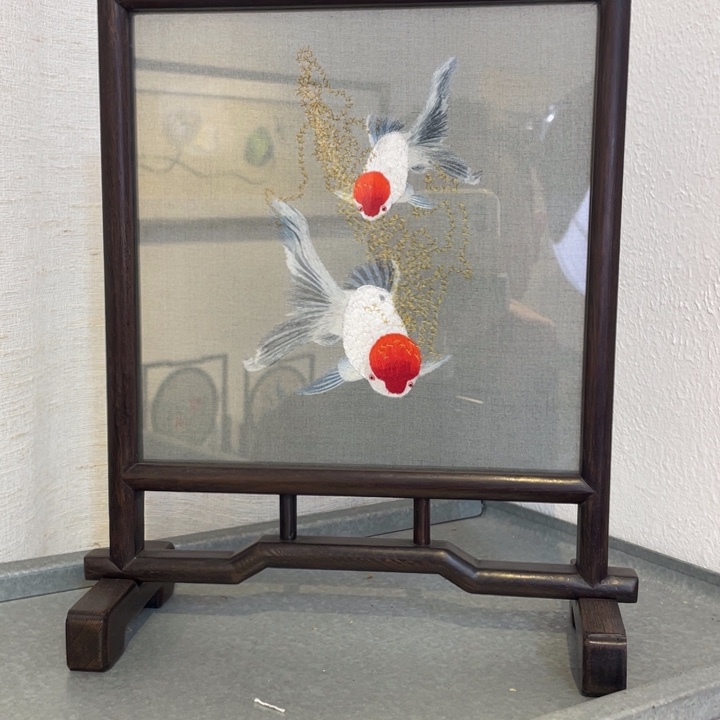 有机玻璃苏绣鸿运当头金鱼摆台