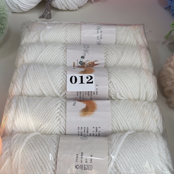 松鼠绒白色5团毛线