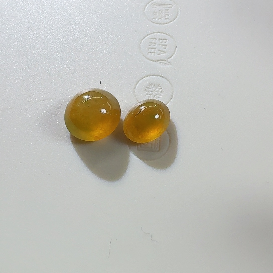 翡翠颈饰未镶嵌黄加绿蛋面一对